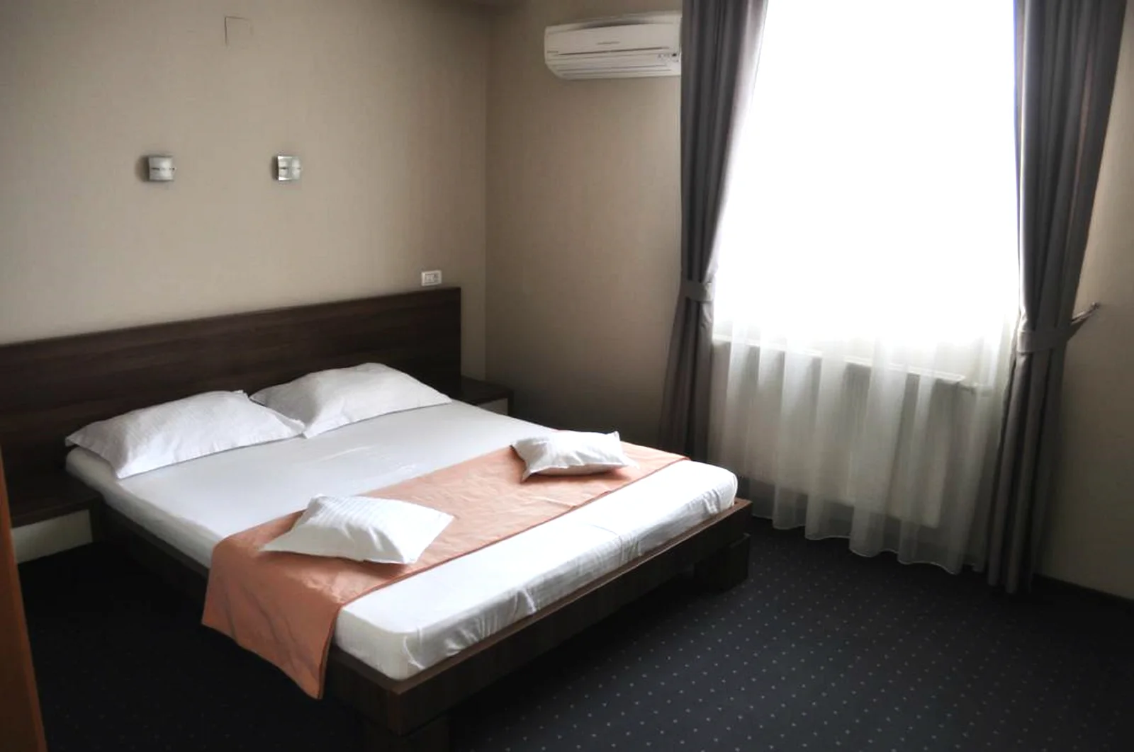 Cameră dublă · lumină naturală � Euro House Baia Mare