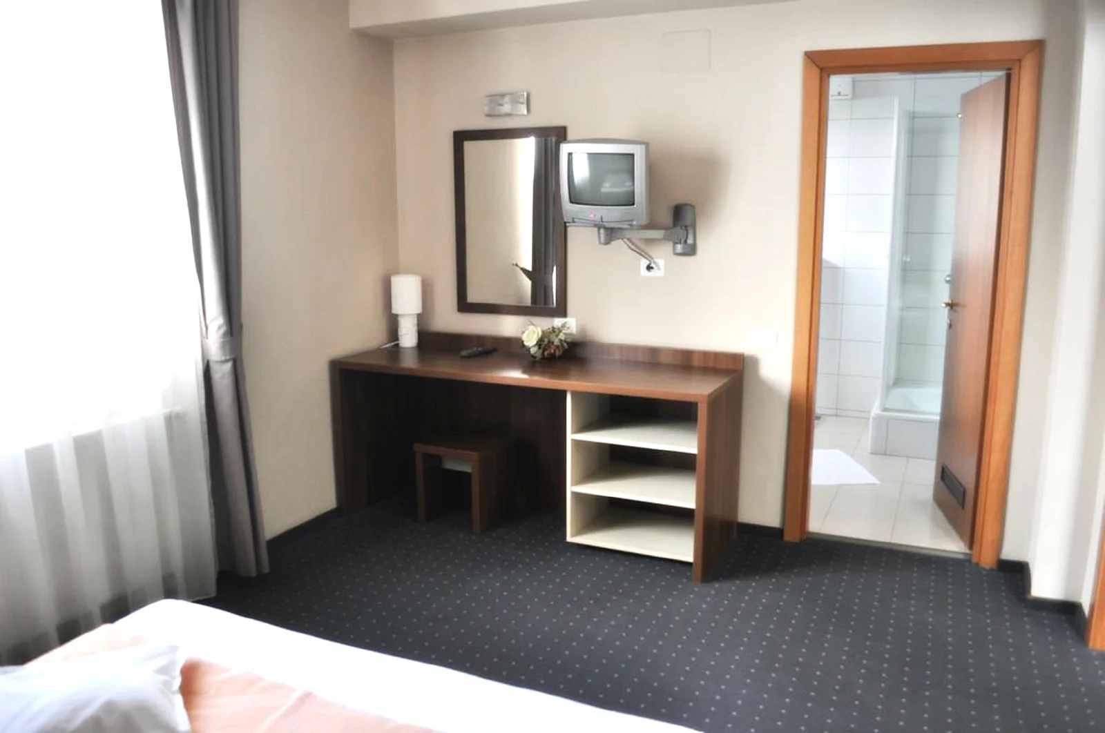 Cameră · birou și baie � Euro House Baia Mare