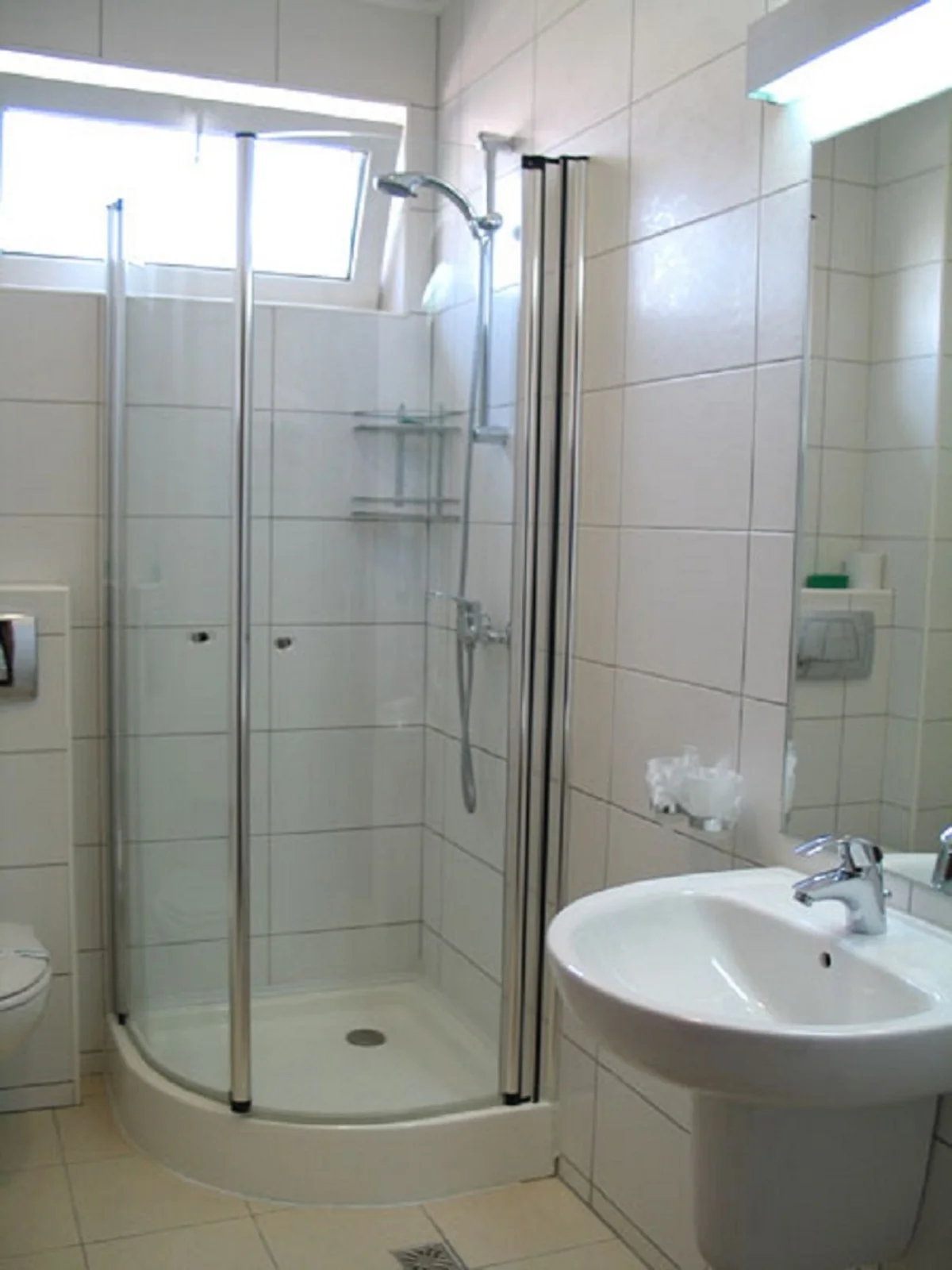 Baie · cabină de duș � Euro House Baia Mare